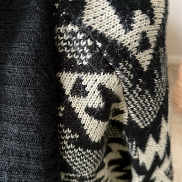 Forever 21 Sweater - Picture 2 of 5